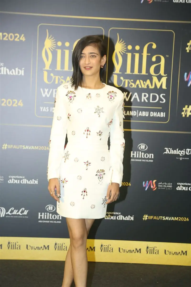 Akshara Haasan Stills in White Skirt